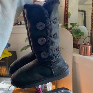 UGGs Bailey Button II Boot size 9